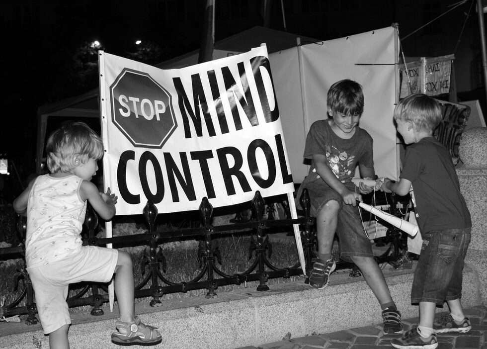 Тези деца си играеха близо до лозунга "Stop mind control" и се получи една снимка, която говори от само себе си. Тя показва това светло лице на протеста, зад което се крие желанието за достоен живот!