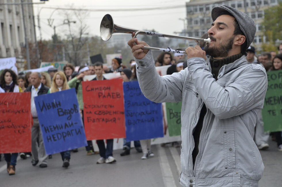 <em>"Дневник" покани няколко човека, които всеки ден снимат протестите, да ни представят тяхния поглед през обектива. Те приеха.<br /></em><br />Днес ви показваме селекцията на фотографа Тихомира Методиева - Тихича от протестите срещу правителството на Пламен Орешарски.<br /><br /><em>Галерията на Ладислав Цветков - може да видите <a href="http://www.dnevnik.bg/photos/2013/12/30/2200884_fotogaleriia_protestite_prez_pogleda_na_ladislav/" target="_blank">тук</a>. </em><br />