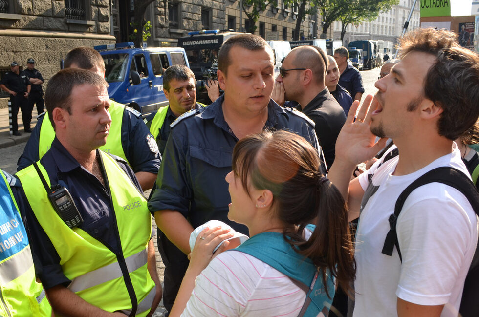 Фотогалерия:''Чуйте ни!" - протестите през погледа на Тихомира Методиева - Тихича