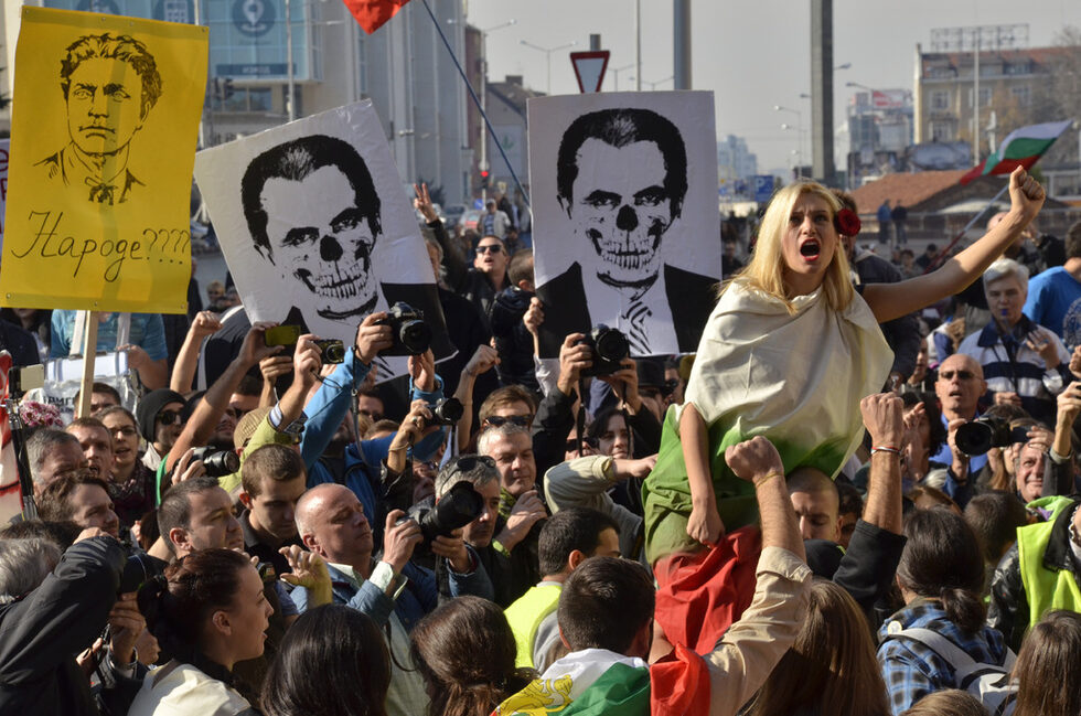Фотогалерия:''Чуйте ни!" - протестите през погледа на Тихомира Методиева - Тихича