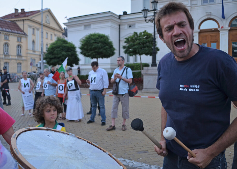 Фотогалерия:''Чуйте ни!" - протестите през погледа на Тихомира Методиева - Тихича