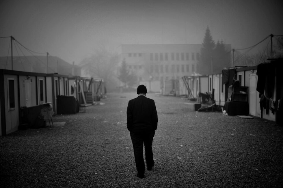 Бежанският лагер в Харманли е най-големият в България. Никой не знае колко точно души живеят там, въпреки че те не могат да напускат пределите на бившите казарми в Харманли. Различни оценки посочват между 1200 и 2000 души. Предвижда се да достигнат 4000.<br /><br />Въпреки специалната ситуация, в която са попаднали, социалните процеси сред чужденците не спират да текат. Репортерите на "Дневник" посетиха зараждащия се малък град в града малко преди Коледа.<br /><br />Снимките са на Георги Кожухаров. Текстът е на Красимир Янков.