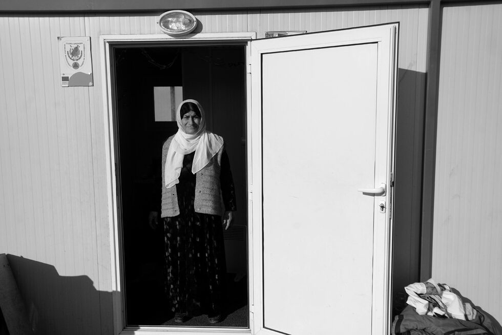 За 53-годишната кюрдка Ибтисам Асаад най-скъпото нещо, което има, е домът-каравана. Жената е от провинция Хасаке в Сирия. Преди три месеца напуска дома си заедно с още 4 души от семейството й. Тръгнали са към Германия, където живеят големите й синове.<br /><br />Тя също е от религията на йезидите. Опитваме се да разберем, какво представлява празникът им. "Той винаги започва в петък и продължава три дни", казва ни Ибтисам. Преди да успеем да я попитаме още нещо, тя ни благославя с думите "нека добрувате." Явно не й се говори много.