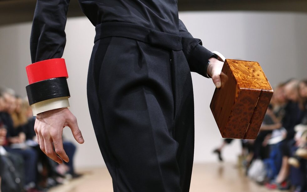 В програмата на тридневния форум са включени събития на Dolce Gabbana, откриващо парти на изданието "Ескуайър" (Esquire), прием на Liberty с домакин Men’s Health и YMC, както и отделни събития на Томи Хилфигър и "Мълбери" (Mulberry).<br />
<br />
На снимката: В колекцията на J.W. Anderson за сезон есен-зима 2014 г. има множество детайли, които наподобяват елементи от дамската мода не само при аксесоарите, но и при самите кройки на дрехите.<br />