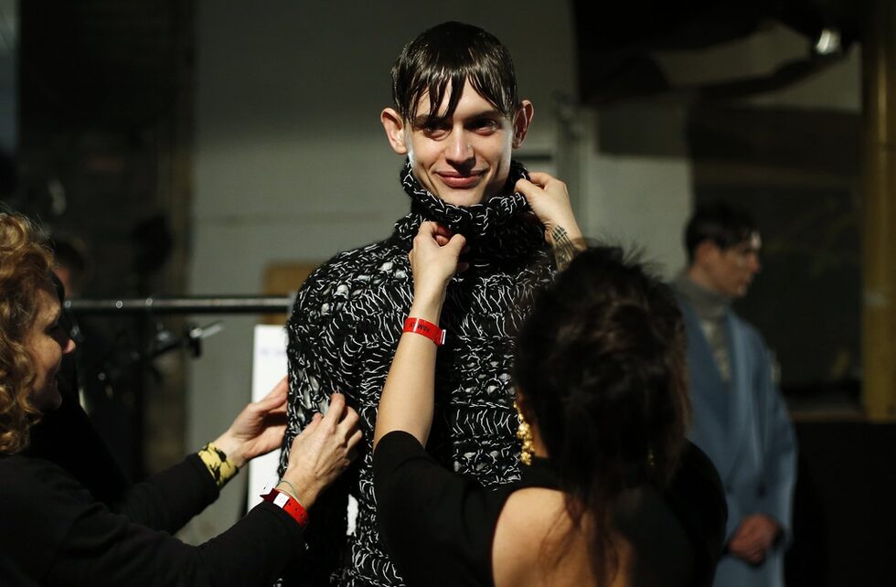 Част от асистентите на Topman обличат един от моделите зад кулисите на ревюто.
