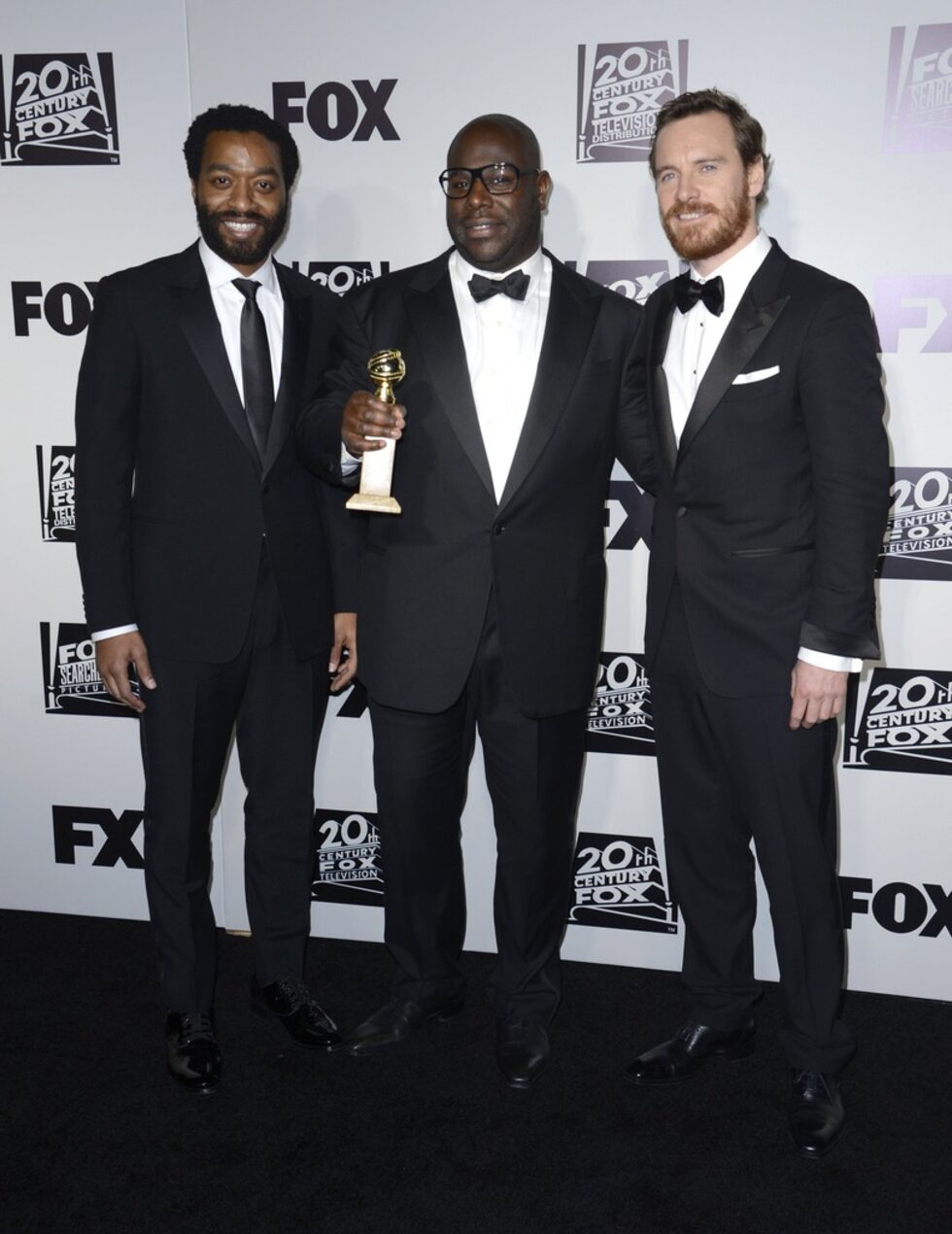 Базираният по действителен случай филм на Стив Маккуин 12 Years a Slave спечели "Златен глобус" за най-добра драматична продукция по време на връчването на наградите в Бевърли хилс. Така продукцията, разказваща истинската история на свободен афроамериканец през XIX век, впоследствие продаден в робство, се превърна в още по-силен претендент за "Оскар". На снимката: Чиуетел Еджиофор, Стив Маккуин и Майкъл Фасбендър.