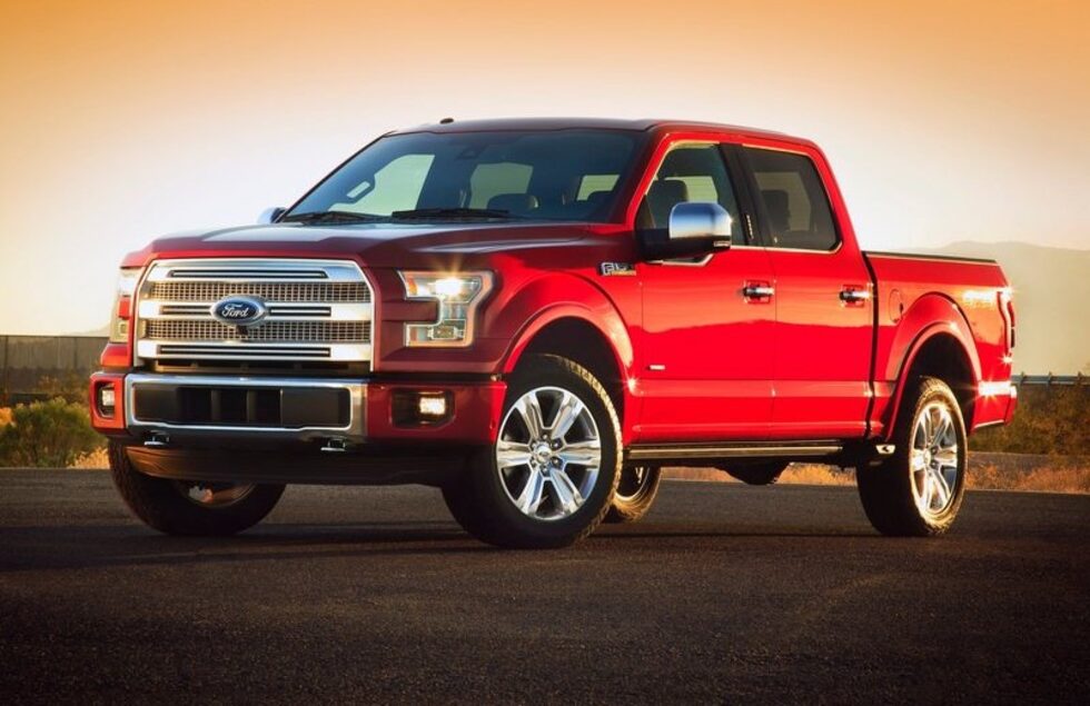 Новото поколение на "Форд" F-150 e наследник на най-продавания пикап в САЩ в последните 37 години и най-продаван модел изобщо в Щатите от 32 години насам. "Форд" също залагат на горивно ефективни мотори, най-съвременни технологии за безопасност и комфорт, типичен по-скоро за лек автомобил. В пикапа има 111 патентовани решения и куп иновации с амбицията, че се предлагат за първи път в модел от този сегмент. Такива са фаровете с изцяло LED светлини, камери за 360-градусово наблюдение, индикатор за положението на вратата на товарната платформа, двигател със старт/стоп система и дори автономно паркиране.