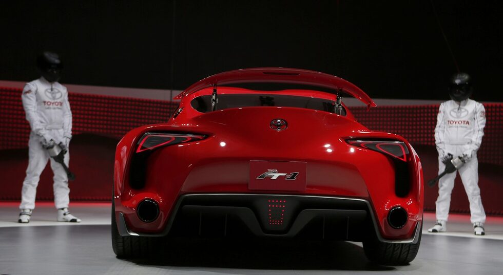 С помощта на фирма Polyphony Digital, която е създала популярния симулатор за Gran Turismo, виртуалният FT-1 е бил пуснат да направи обиколка на пистата Fuji Speedway. Зад волана е седнал президентът на "Тойота" Акио Тойода, който е успял да направи по-бърза обиколка, отколкото с личният си "Лексус" LFA.