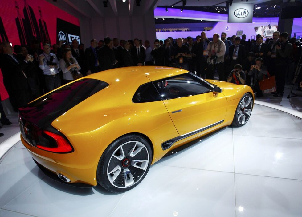 С "Киа GT4 Стингър" дебютът си прави и новият за марката цвят "Ignition Yellow".