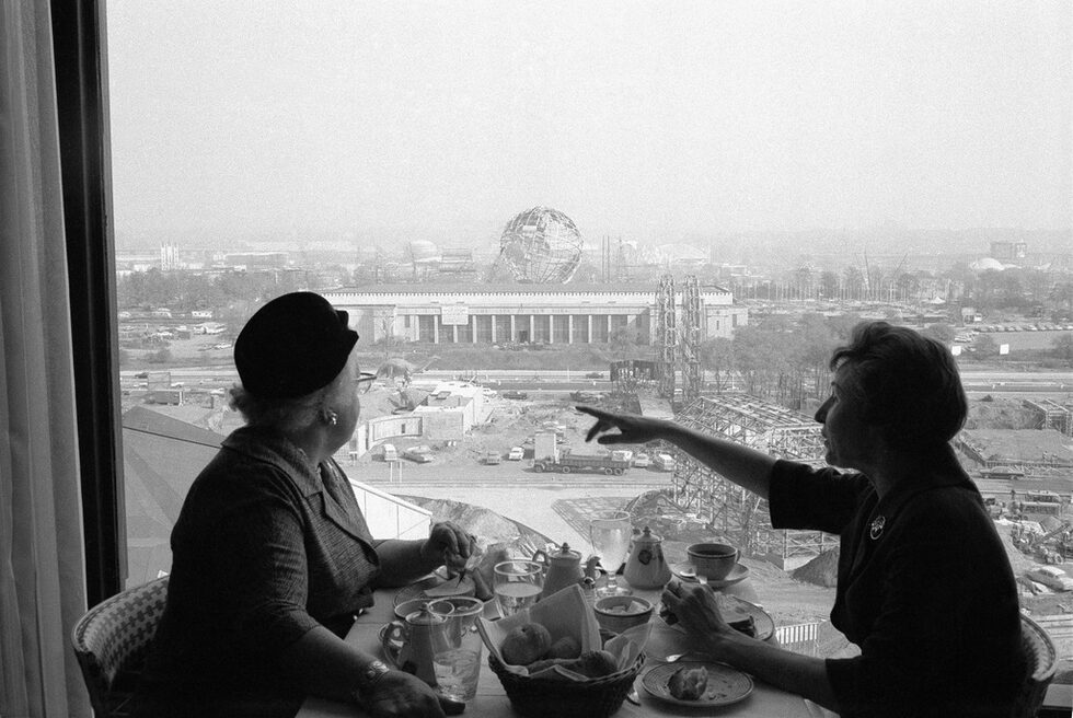 "Световното изложение в Ню Йорк през 1964 г. беше посветено на "Мир чрез разбирателство". То предвижда един свят на бъдещето без ядрена война. И защо не? Ако се случи такава война, няма да има смисъл да обсъждаме бъдещето. Така че нека ракетите завинаги да си останат на стартовите площадки и да видим какво би могло да се случи в безядрения свят на бъдещето."<br /><br /><em>Снимката е от ресторант до площадката на изложението, направена през октомври 1963 г.</em><br /><br />