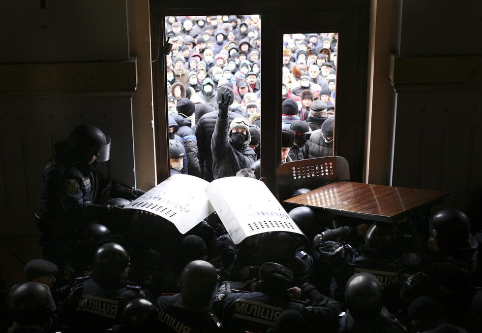 Протестиращи украински опозиционери щурмуват сградата на областната администрация в град Черновци, отбранявана от вътрешните войски със сълзотворен газ, след като техни съмишленици окупираха сградите на местните власти в други областни центрове - Лвов, Ивано-Франковск, Тернопол, Хмелницки, Ровно, Черкаси, 