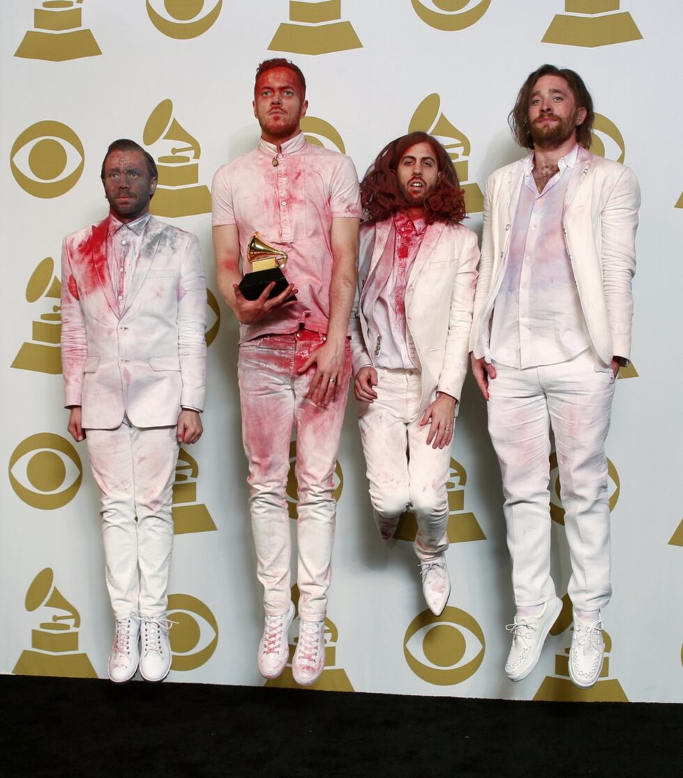 Рок групата Imagine Dragons позира след церемонията с наградата си за най-добро рок изпълнение за песента им Radioactive.