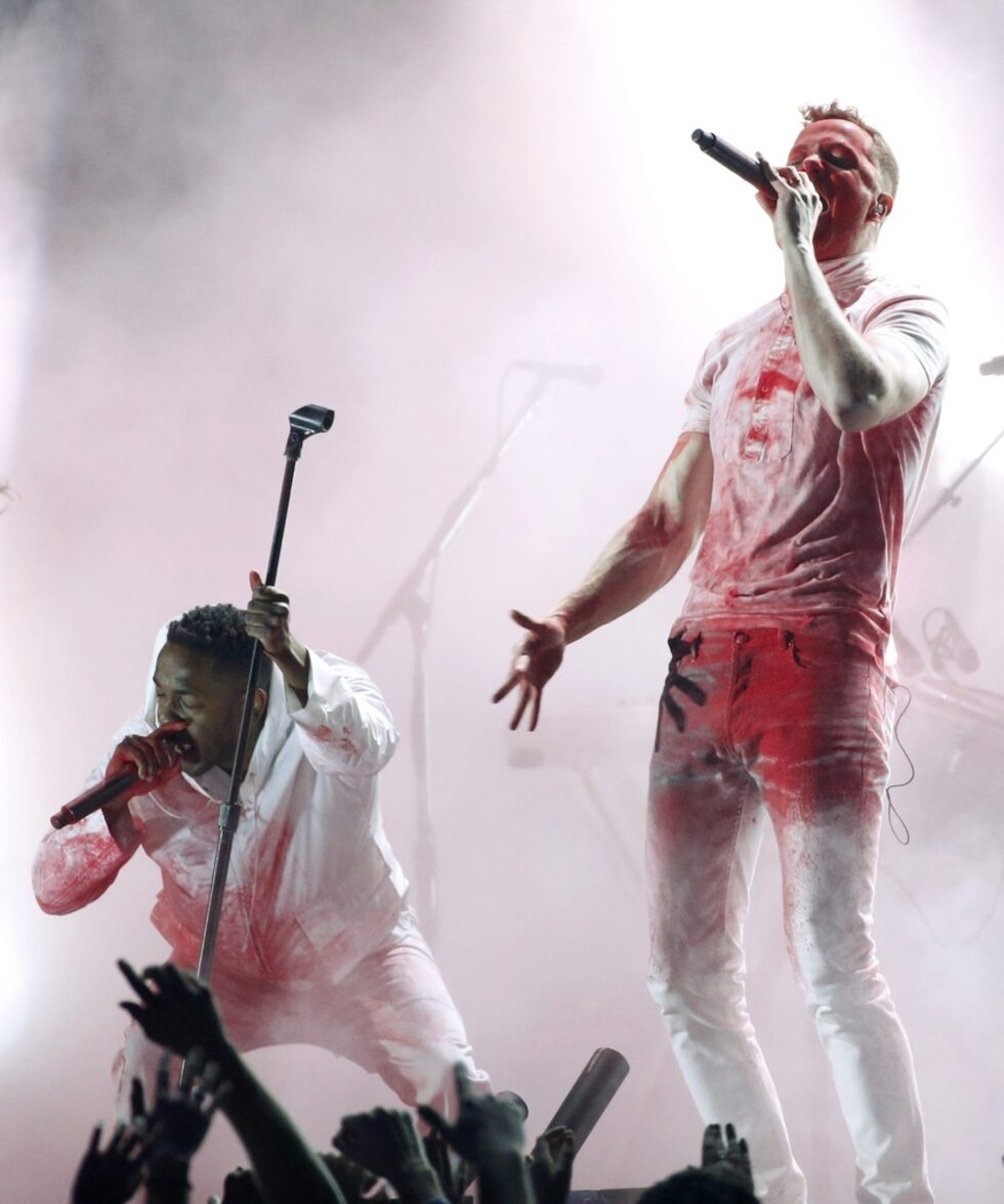 Кендрик Ламар пя заедно с Дан Рейнолдс от Imagine Dragons тяхната песен Radioactive