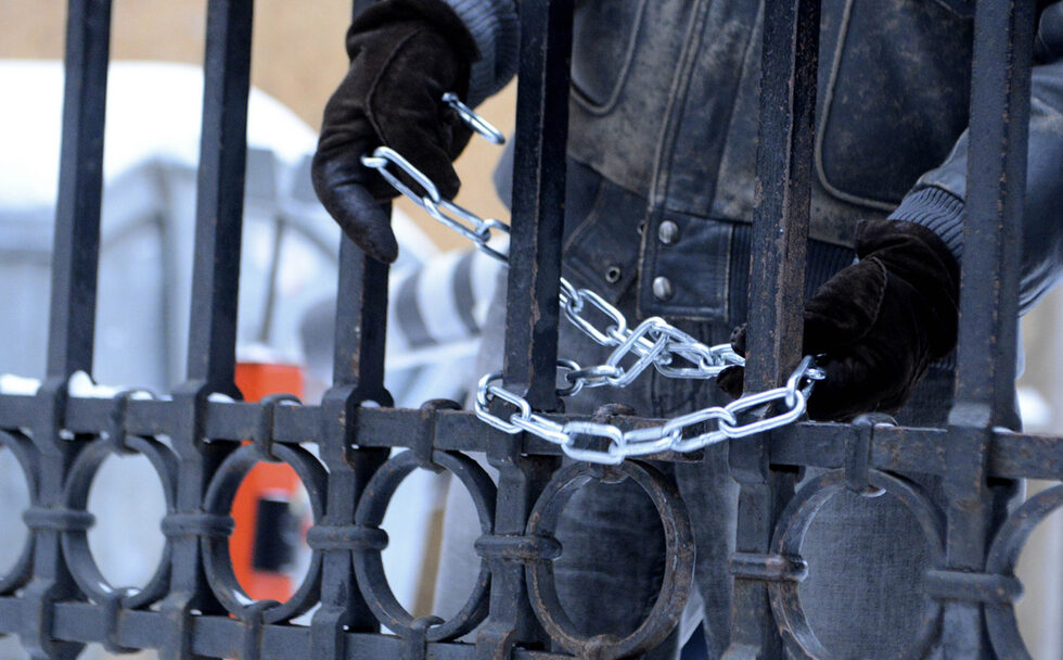 Сградата на Ректора на Софийски университет "Св. Климент Охридски" остава окупирана за втори път, след като преди няколко дни приключи акцията на "Ранобудните студенти". В момента част от тях, които се определят за радикално крило, затвориха сградата на Ректората. Този път обаче ректорът проф. Иван Илчев не влезе в преговори и днес поиска от прокуратурата разрешение полиция да нахлуе вътре и да спре действията на студентите.