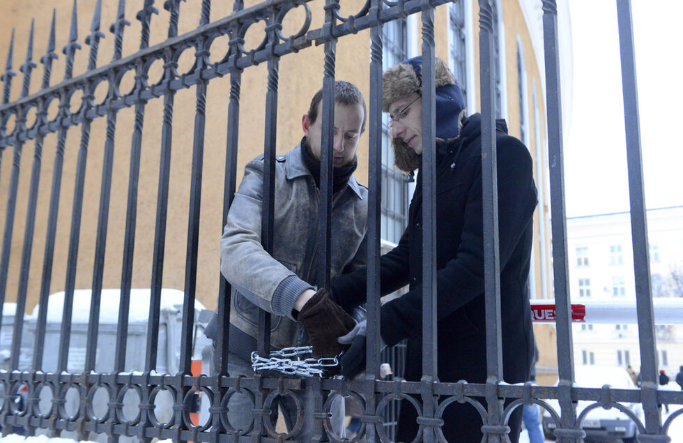 Сред новите окупатори има студенти от други университети и протестиращи срещу кабинета "Орешарски". Това е един от аргументите на несъгласните с окупацията.