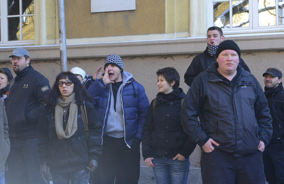 В началото преобладаваха виковете "Оставка", както и обидни скандирания против Николай Бареков, телевизиите ТВ7, "Нюз7" и "Алфа". По-късно обаче се събраха и повече несъгласни с действията на студентите, които освиркваха съмишлениците на окупаторите.
