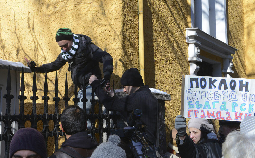 През цялото време през оградата преминаваха и окупатори и несъгласни с окупацията хора.