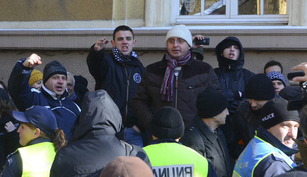 Полицията раздели двете групи от двете страни на ул. "Климент Охридски".