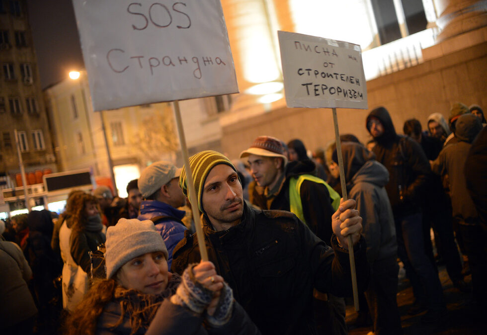 Протестиращите отправят питане към председателя на ВАС Георги Колев дали изборът на членовете на петчленката на ВАС, взела решението, позволяващо  застрояване на Царево, е бил на случаен принцип, както изсква закона..