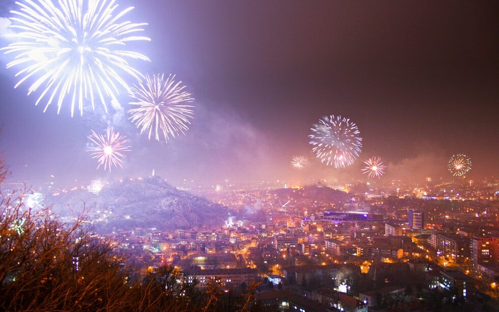 Посрещане на Новата 2014 година, гледано от "Джендема". 
Буквално градът се взривява под краката ти! Това е единствения момент през годината, изпълнен с толкова звук и светлина. И тук места, където можеш да гледаш зарята като погледнеш... надолу ;)