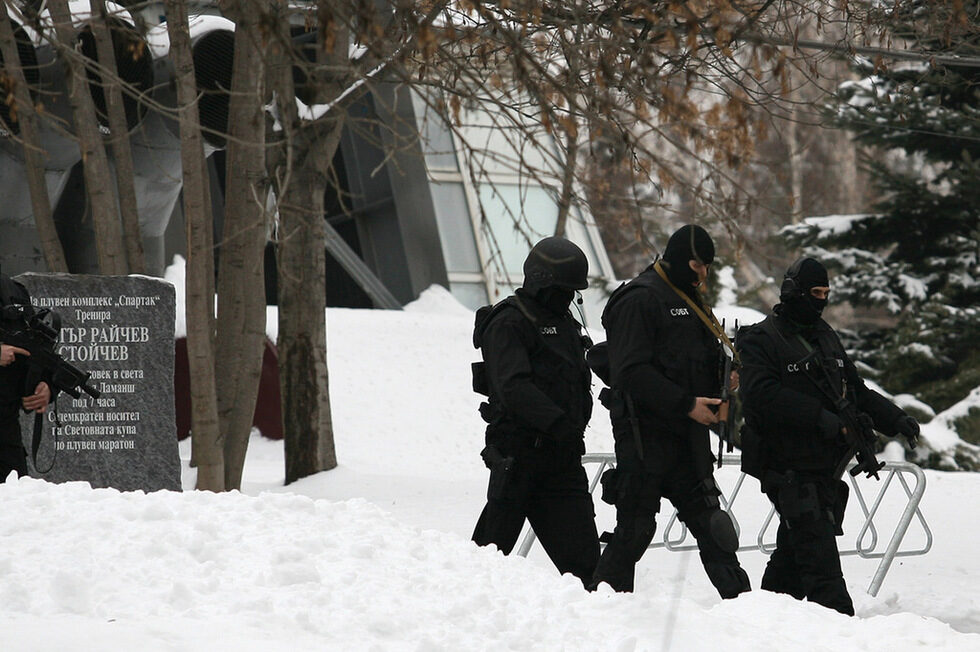 10.02.2010 година ще се запомни с началото на акция ,,Октопод''. При нея бяха арестувани 13 души, сред които бившият съветник в Държавната агенция "Национална сигурност" (ДАНС) Алексей Петров и сочените за близки до него братя Пламен и Йордан Стоянови, известни като Дамбовците. По думите на вътрешния министър Цветан Цветанов акцията е била насочена срещу "йерархично изградена организирана престъпна група, занимаваща се повече от 10 години с изнудване, силово събиране на рекет, предлагане на платени сексуални услуги, незаконно придобиване на финансови средства от "Кремиковци" АД, източване на ДДС, търговия с влияние, пране на пари и други престъпни дейности". Почти две години по-късно започна и делото срещу задържаните, което още е в съда.