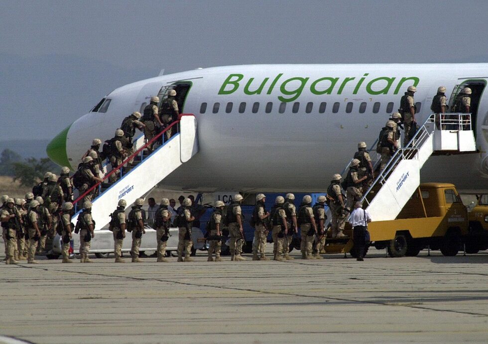 <a href="http://www.dnevnik.bg/bulgaria/2003/07/27/141405_batalyonut_za_irak_zamina/" target="_blank">България се включи с първия си батальон в мироналагащата операция в Ирак</a>