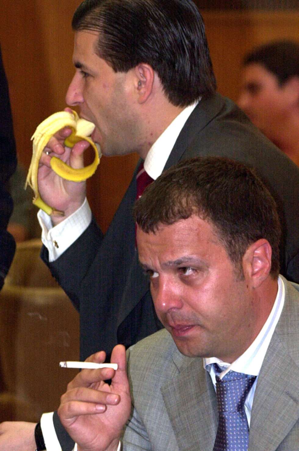 10 април 2003г. В рамките на парламентарната група на управляващата по това време НДСВ беше създаден дискусионен клуб "Новото време". Лидер на групата е Емил Кошлуков. С него са други известни лица от младите царски депутати като Мирослав Севлиевски, Борислав Цеков ( на снимката на заден план) и Юлиана Дончева. <br /><br />Година по-късно нововремци се отцепиха от НДСВ и създадоха своя парламентарна група. Така  получиха ключова роля при вотовете на недоверие срещу кабинета "Сакскобургготски" и дори <a href="http://www.dnevnik.bg/bulgaria/2005/02/15/89301_i_simeon_dopusna_novoto_vreme_v_kabineta/" target="_blank">успяха да осигурят за кратко министерско място на Мирослав Севслиевски при последния ремонт на правителството през 2005г. </a>