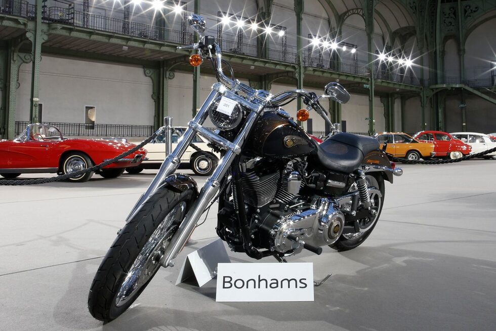 Централно място в експозицията заема този "Харлей Дейвидсън" Dyna Super Glide, дарен, от папа Франциск, за да бъде продаден на търг с благотворителни цели. Продавач отново е Bonhams. Моторът е подарен на папата през юни миналата година по повод 110-ата годишнина на известната марка.