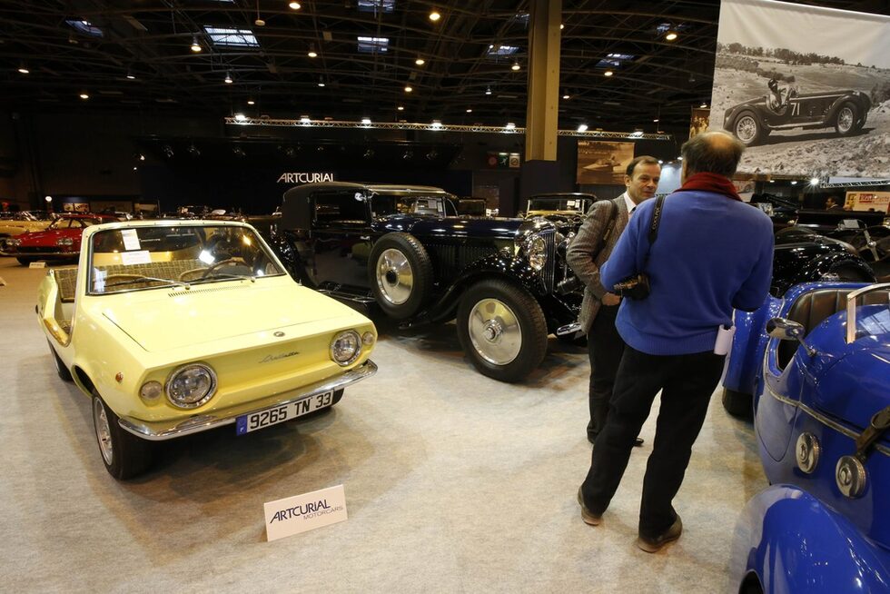 Традиционното за началото на годината изложение Retromobile в Париж отвори врати в сряда и ще продължи до неделя включително. Той събира повече от 500 коли, над 400 изложители и представители на повече от 100 клуба на собственици на стари коли. Освен място за гледане салонът е и място за пазаруване, като днес и утре ще се проведат търгове за обявени за продан експонати. В тази галерия ви представяме някои от интересните модели, които могат да се видят в изложбения център Porte de Versailles, който тази есен ще е домакин и на традиционния автосалон в Париж.