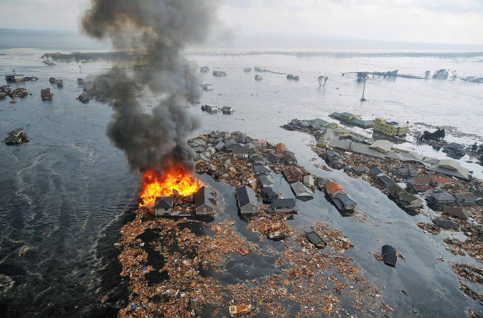 Земетресението с цунами в Япония от 2011 г. уби хиляди хора, предизвика най-голямата ядрена авария след тази в Чернобил и остави гледки като от филм на ужасите.