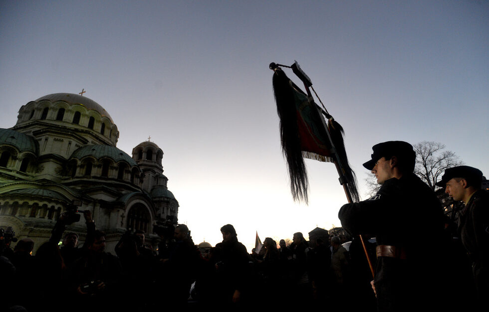 В заповедта на кмета на София пише, че има подозрения за присъствие на лица от вчерашния протест в Пловдив. Андролов прочете писмото пред събралото се множество, което междувременно набъбна до около 1000 души.