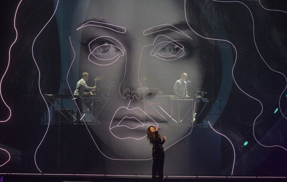 На сцената в съвместно изпълнение с новозеландската звезда Lorde излязоха и получилият общо четири номинации за награда за електронен дует Disclosure.
