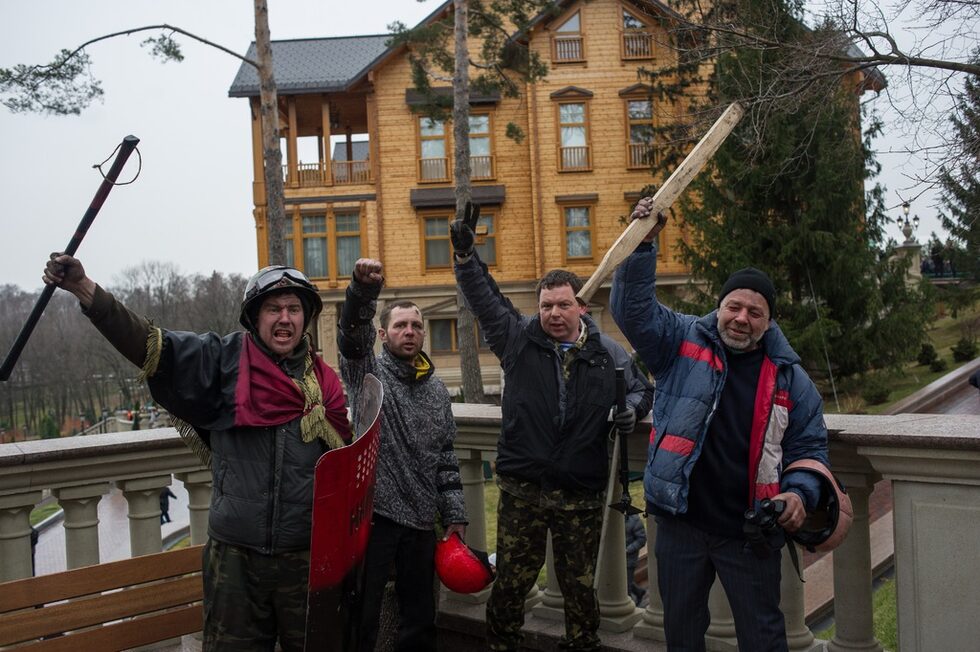 Семейства и влюбени двойки позираха в събота сред този лукс, за да запаметят възможност, която може би няма да имат втори път през живота си. Повечето клатеха глави от това, с което се е обградил президентът, твърдящ, че винаги е бил на страната на бедните. "Изобщо не очаквахме нещо подобно. Наистина е огромно и всичко е построено с нашите пари, парите на обикновените хора. Прекалено е за един-единствен човек", казва Серхий Ремезовски, довел съпругата и 9-месечния си син. Приятелят му Роман Грецки предлага имението да стане някакъв обект за децата на Украйна.
