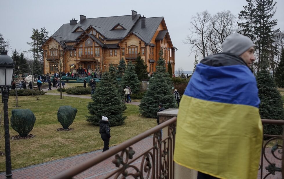 Застанала пред колонадата, 26-годишната Людмила Голбцова от Киев казва, че "нормален човек не си строи подобно нещо, това е чисто пилеене на пари". Президентът си е имал собствено стопанство за месо с крави, овце, свине и кози, което се вижда от прозорците на резиденцията. От верандата се вижда и заемащият 3500 кв.м парник за отглеждане на зеленчуците за кухнята. Малко по-далеч е любимото място на децата в съботния следобед - клетките на елените, планинските кози и глиганите.
