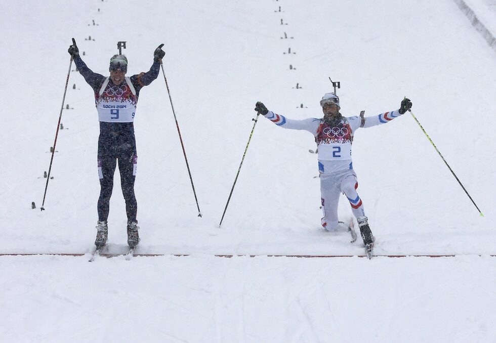 <a href="http://www.dnevnik.bg/sport/2014/02/18/2244094_svendsen_specheli_titlata_v_masoviia_start_vuv_velika/" target="_blank">Емил Хегле Свендсен (вляво) спечели златния медал в масовия старт</a> в едно от най-драматичните състезание по биатлон в историята на зимните олимпийски игри.<br /><br />Норвежкият биатлонист, който до този момент разочароваше с представянето си в Сочи, надделя в изключителна битка с големия си съперник Мартен Фуркад, решена след 20-минутен преглед на фотофиниша.<br /><br />В крайна сметка съдиите присъдиха равно време за двамата водещи биатлонисти в последните години - 42:29.1 минути, но Свендсен беше обявен за шампион, тъй като ската му пресече финалната линия с минимална преднина