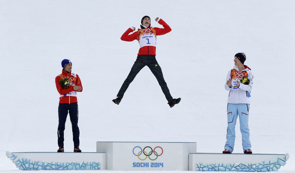 Германецът Ерик Френцел празнува олимпийската титла в <a href="http://www.dnevnik.bg/sport/2014/02/12/2240009_germanecut_erik_frencel_specheli_purviia_zlaten_medal/" target="_blank">първата северна комбинация в Сочи</a>