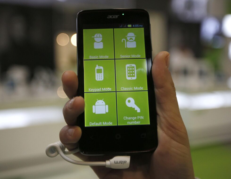 Смартфонът Acer Liquid Z4 използва Android за своя операционна система, но взаимства познати елементи и от други мобилни платформи.