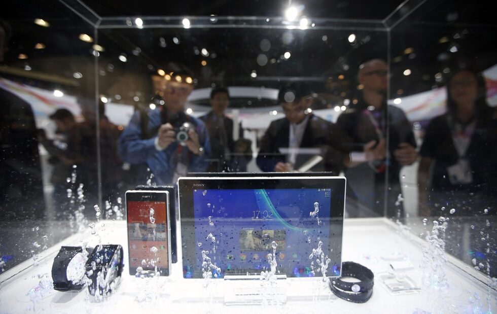 Sony заложи на нетрадиционното показване на продуктите си. Компанията реши да демонстрира, че новите й смартфон и таблет с имена съответно Xperia Z2 и Xperia Z2 Tablet, са водоустойчиви.