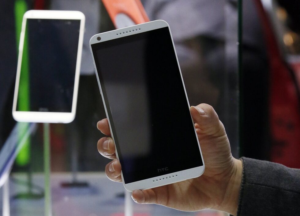 HTC предпочете да запази дебюта на своя нов флагман за следващия месец. По време на MWC 2014, компанията представи два нови модела от средния ценови клас. Desire 816 (на снимката) и Desire 610. Визуалните разлики между тях са минимални.