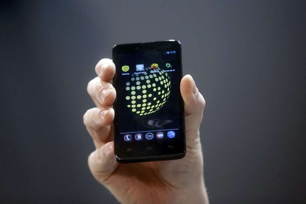 Смартфонът Blackphone Направи своя дебют. Той се отличава с възможност за криптиране на връзката между устройствата, като така би трябвало да усложни живота на NSA.