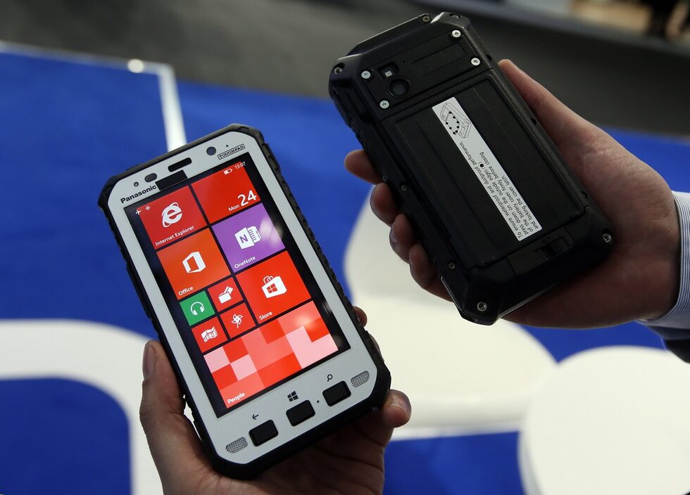 Panasonic реши да заложи на по-необичайните предложения. Например смартфона Toughpad, който може да устоява на много тежки условия.