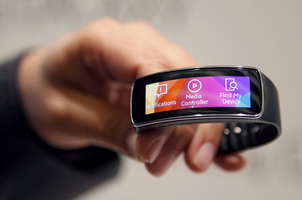 Умният часовник Samsung Gear Fit се оказа една най-дискутираните новости. Компактните му размери, извит екран и сменяеми каишки бяха приети добре от посетителите.