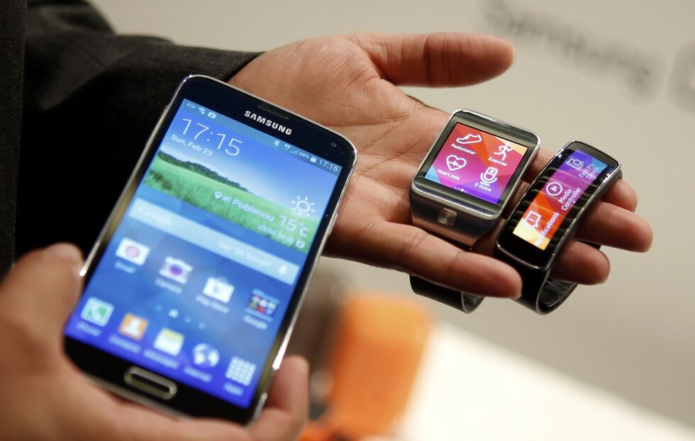 Един от големите дебюти по време на MWC 2014 беше Samsung Galaxy S5, заедно с второто поколение на умния часовник Gear и новия по-компактен модел Gear Fit.