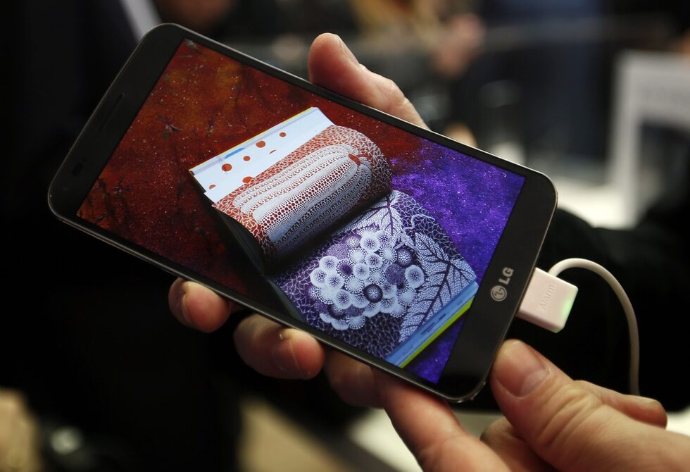 Смартфонът с извит екран на LG G Flex.