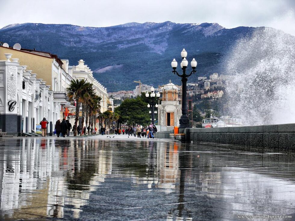 Крайбрежната улица на Ялта.
