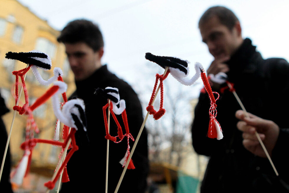 Традицията е на първия ден от март най-старата жена в семейството да връзва на ръцете на децата пресукан бял и червен конец за здраве и против уроки.