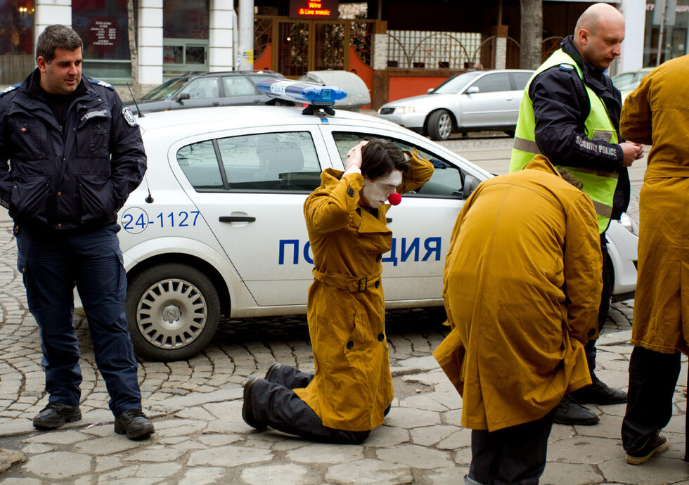 От пресцентъра на МВР съобщиха, че в пето районно полицейско управление са били отведени седем души, които са били "облечени като палячовци и са лягали на платната пред колите".