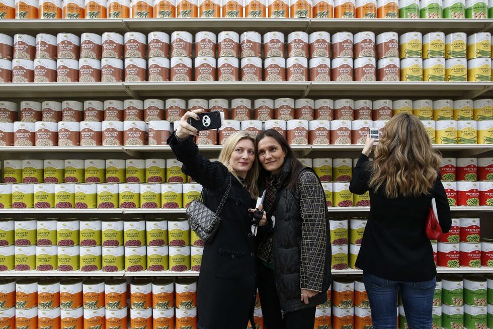 Не, не се бъркате - това на снимката е супермаркет "Шанел" (Chanel) или, по-точно, фонът на последното модно ревю на една от най-големите и луксозни модни марки в света, представящо колекцията за есен-зима 2014.
