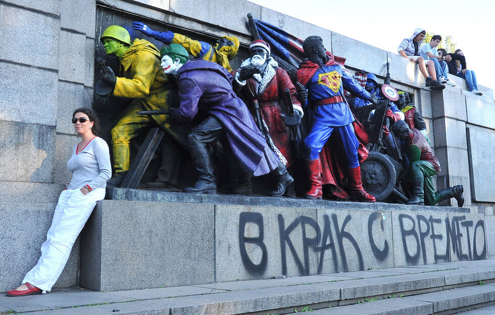 На 17 юни 2011 година Паметникът на съветската армия в София осъмна изрисуван, като войниците му бяха преобразени в американски супргерои, а цялата композиция завършваше с надпис под тях "В крак с времето". Последва, както я определихме в "Дневник" - "нежна революция". Акцията предизвика одобрението и възхищението на хиляди хора и възмущението на институции, организации и други столичани. Реакциите бяха по скалата от "Браво" до "Срамно", анализите дълбоки, беше преговаряна историята, обвиняван беше преходът, София влезе в чуждите медии, във Facebook бяха създадени няколко групи срещу почистването, предприемчиви търговци бързо пуснаха тениски и сувенири "В крак с времето" и т.н. Пространството около паметника се препълни и стотици се забавляваха и снимаха с трансформираната скулптура.