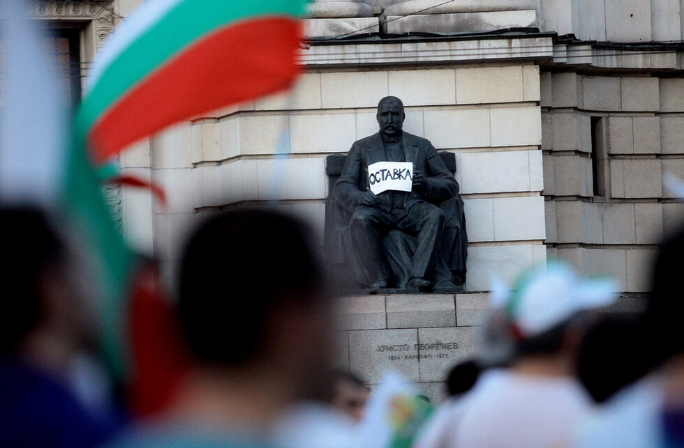 "Протестът на паметниците". През юли 2013 година, месец след началото на протестите срещу правителството на Пламен Орешарски, много паметници в столицата призоваваха за оставка на управляващите.